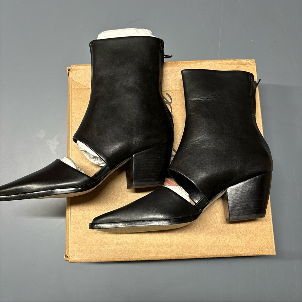 Matisse Footwear. Caroline Black Leather cutout Boots. Size 6M. NIB.